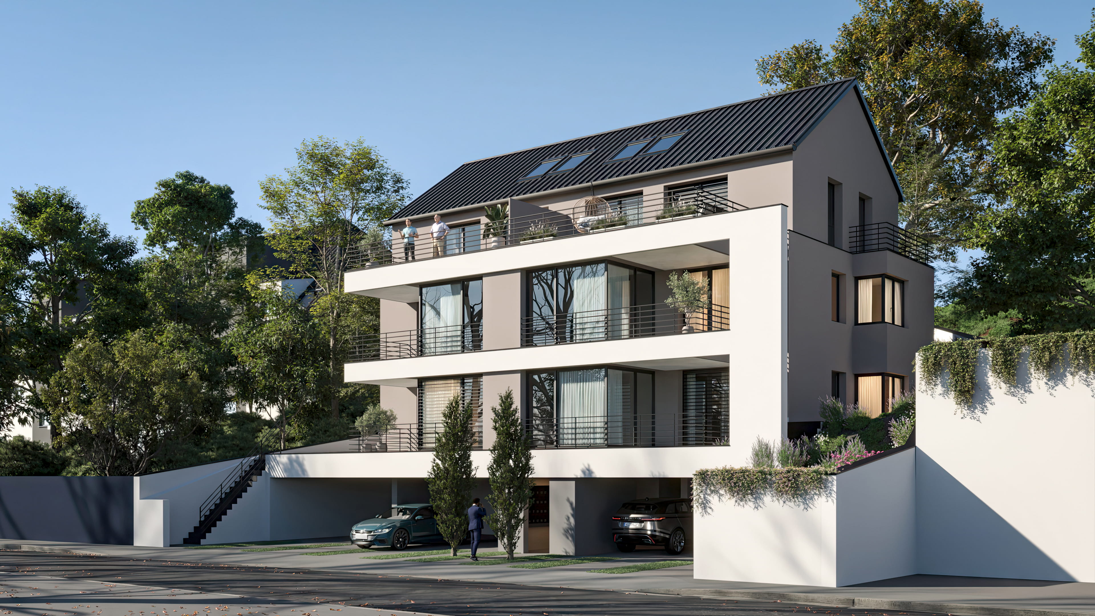 Fotorealistische 3D-Visualisierung eines modernen Mehrfamilienhauses (Neubau): Die hochwertige Architekturvisualisierung zeigt ein elegantes Wohngebäude mit einer grau-weißen Fassade, großen Fensterfronten und großzügigen Balkonen. Im Dachgeschoss befindet sich eine belebte Dachterrasse, während das offene Erdgeschoss integrierte Parkplätze bietet. Eingebettet in eine gepflegte Umgebung mit Bäumen unter strahlend blauem Himmel.